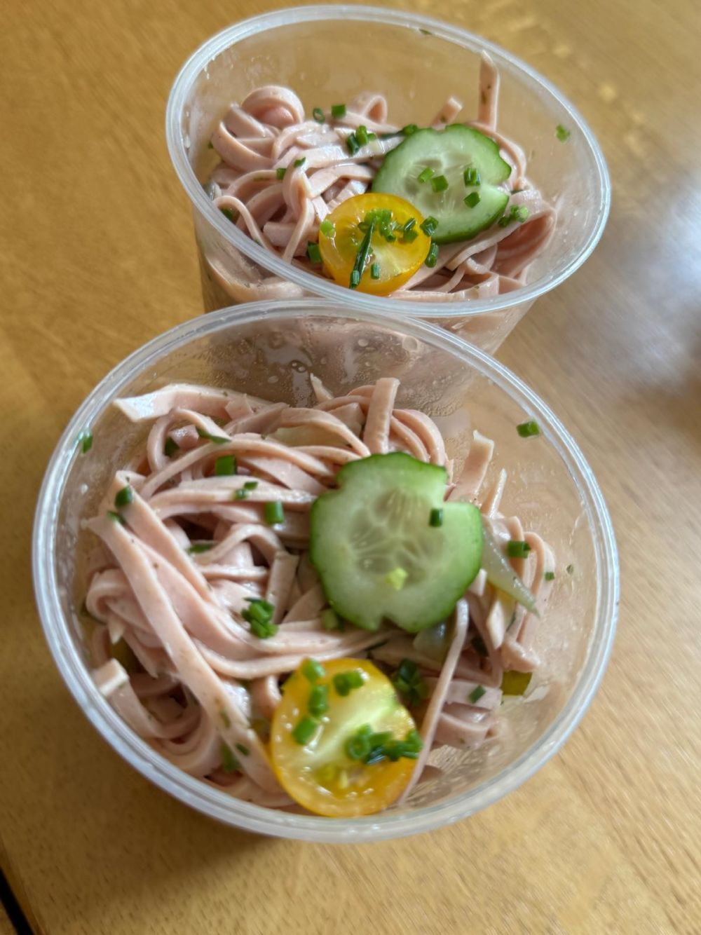 Foto eines Bechers mit Wurstsalat gefüllt