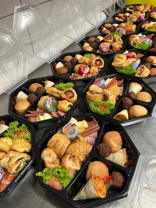 Foto der Vesperbox gefüllt mit verschiedenen Fingerfood