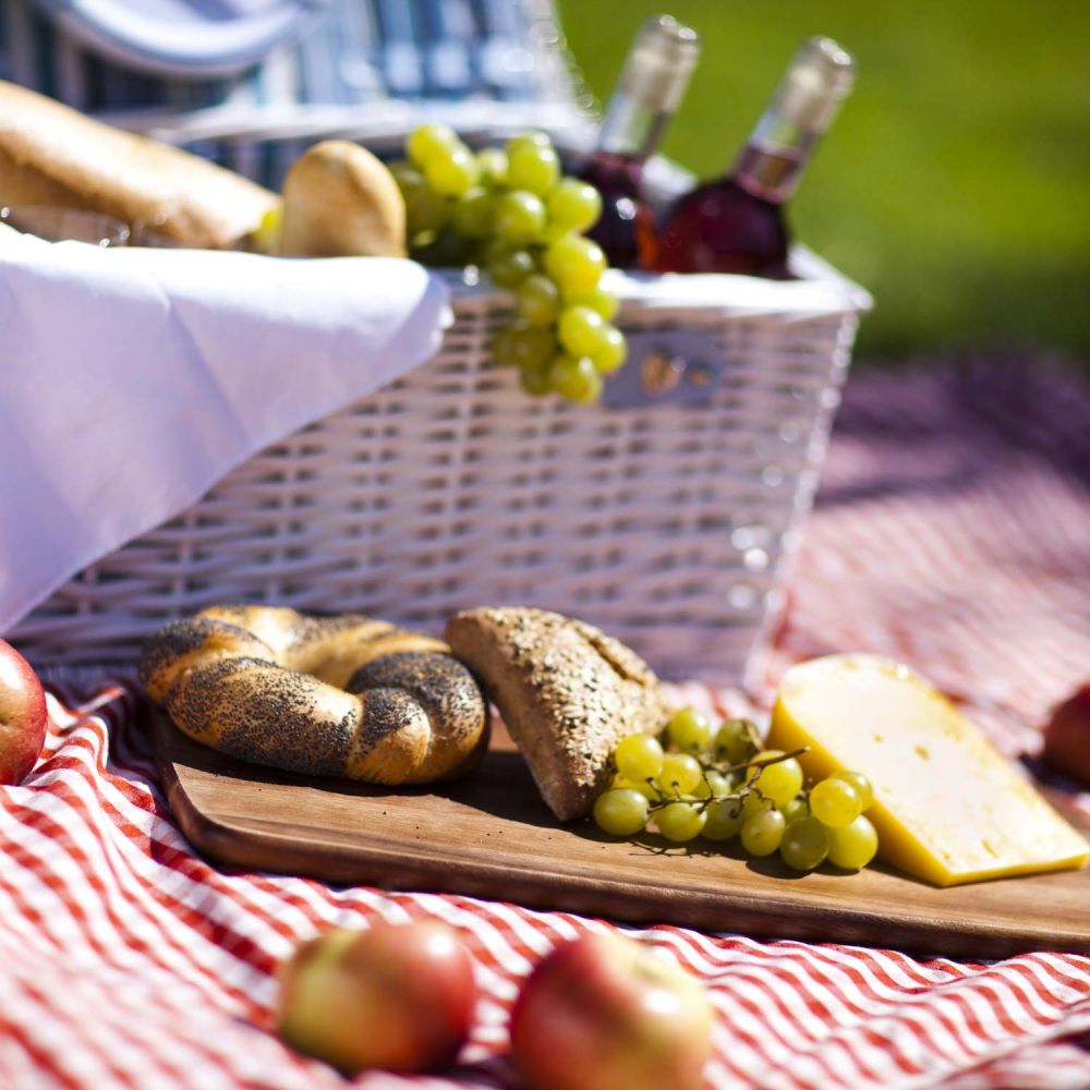 Picknick Korb mit Brot, Obst, Käse und Trauben