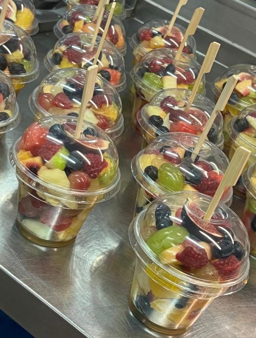 Foto eines Bechers gefüllt mit Obstsalat