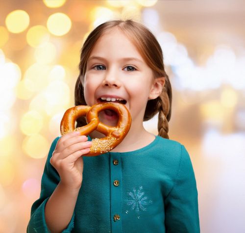 Mädchen mit Brezel in der Hand